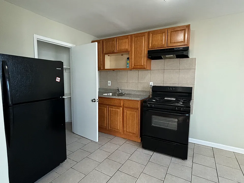 76 N 9th St #16