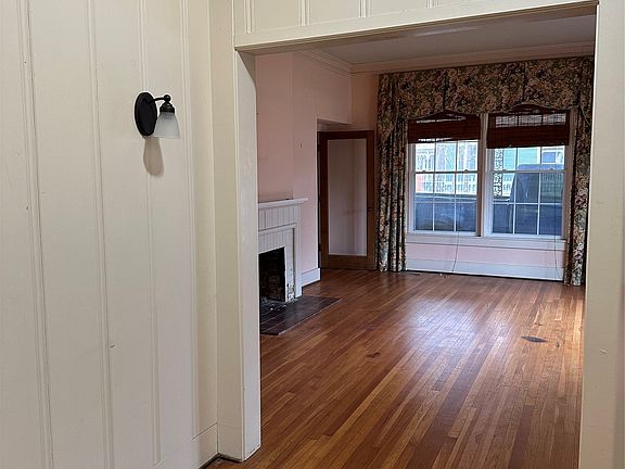 5th image of 509 E Main St