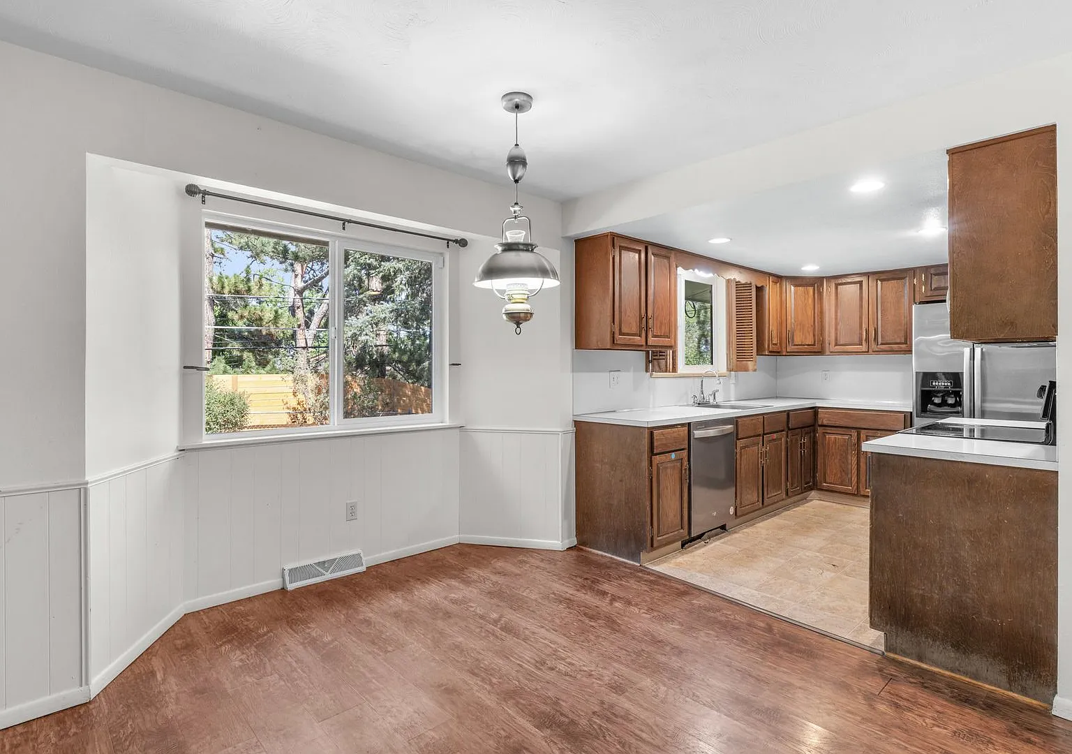 Spacious 4 bed, 2.5 bath Upper Table Mesa Abode - Available NOW! — Photo 4