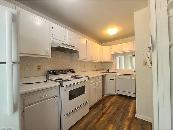 3rd image of 221A Village Ln