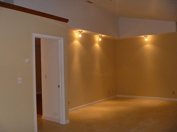 4th image of 390 Laurelwood Cir