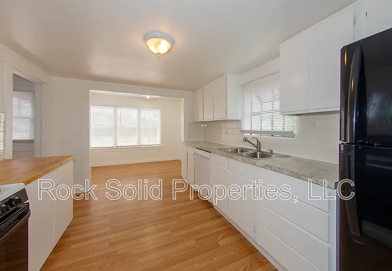 506 E 7th St #1 — Photo 21
