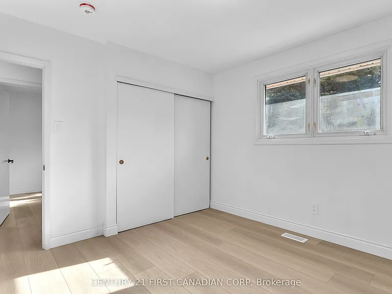 48 Toulon Cres #UPPER — Photo 13