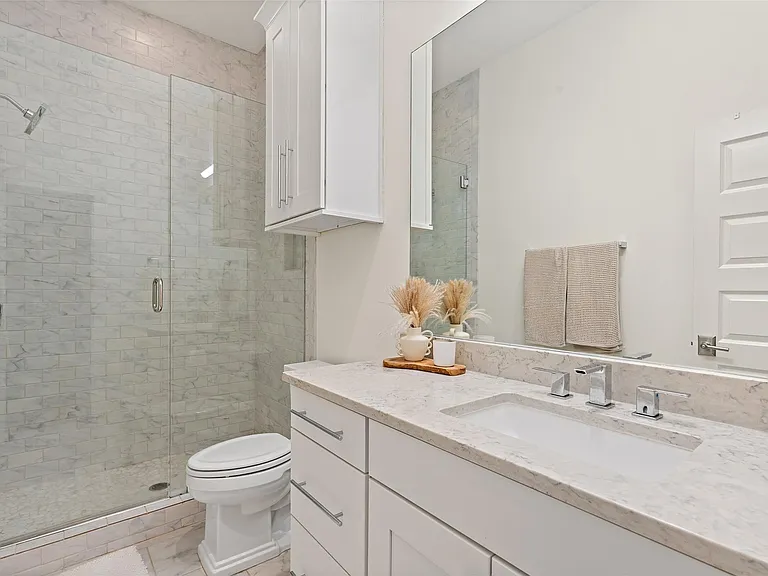 1002 Meriden Ln — Photo 26