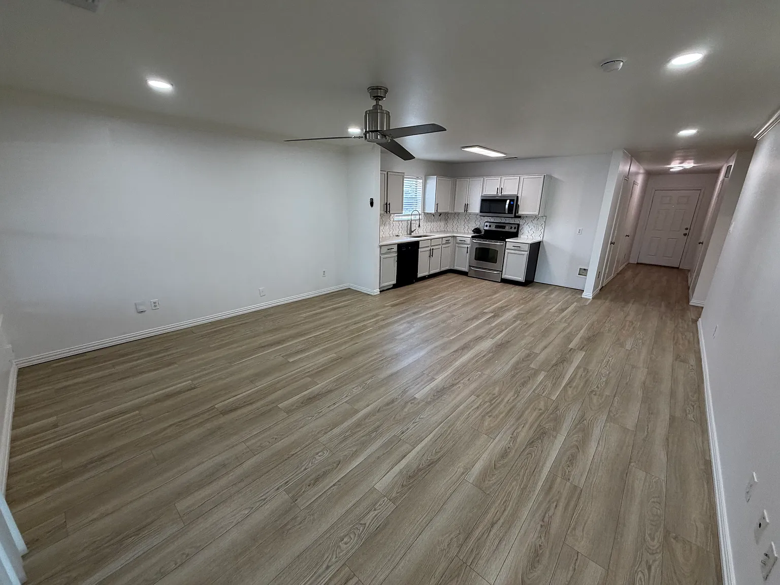 3 bed, 1081 sqft, $2,000 — Photo 2