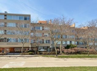 2022 Saint Johns Ave APT 101, Highland Park, IL 60035