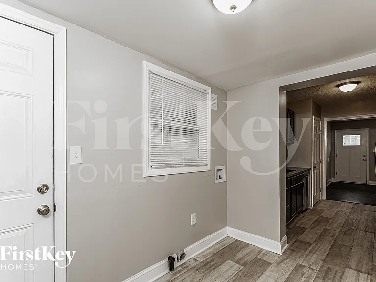 1104 Raynor St — Photo 15