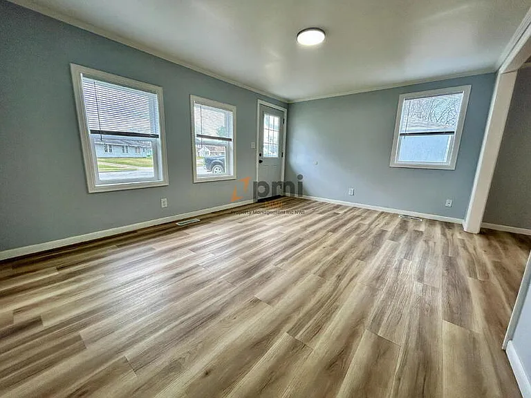 2925 Silverbrook Ave — Photo 4