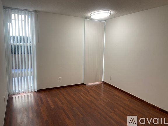5th image of 1617 N Poinsettia Pl #109