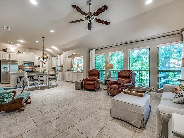 928 Lighthouse Ln — Photo 4