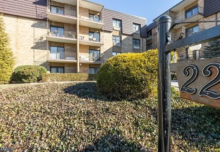 22 Riverside Dr #D10 — Photo 1