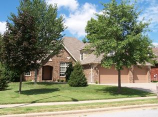 945 E Doubletree Ln, Springfield, MO 65810