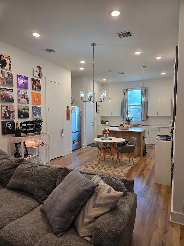 3 bed, 2.5 bath, 1532 sqft, $2,400 — Photo 2