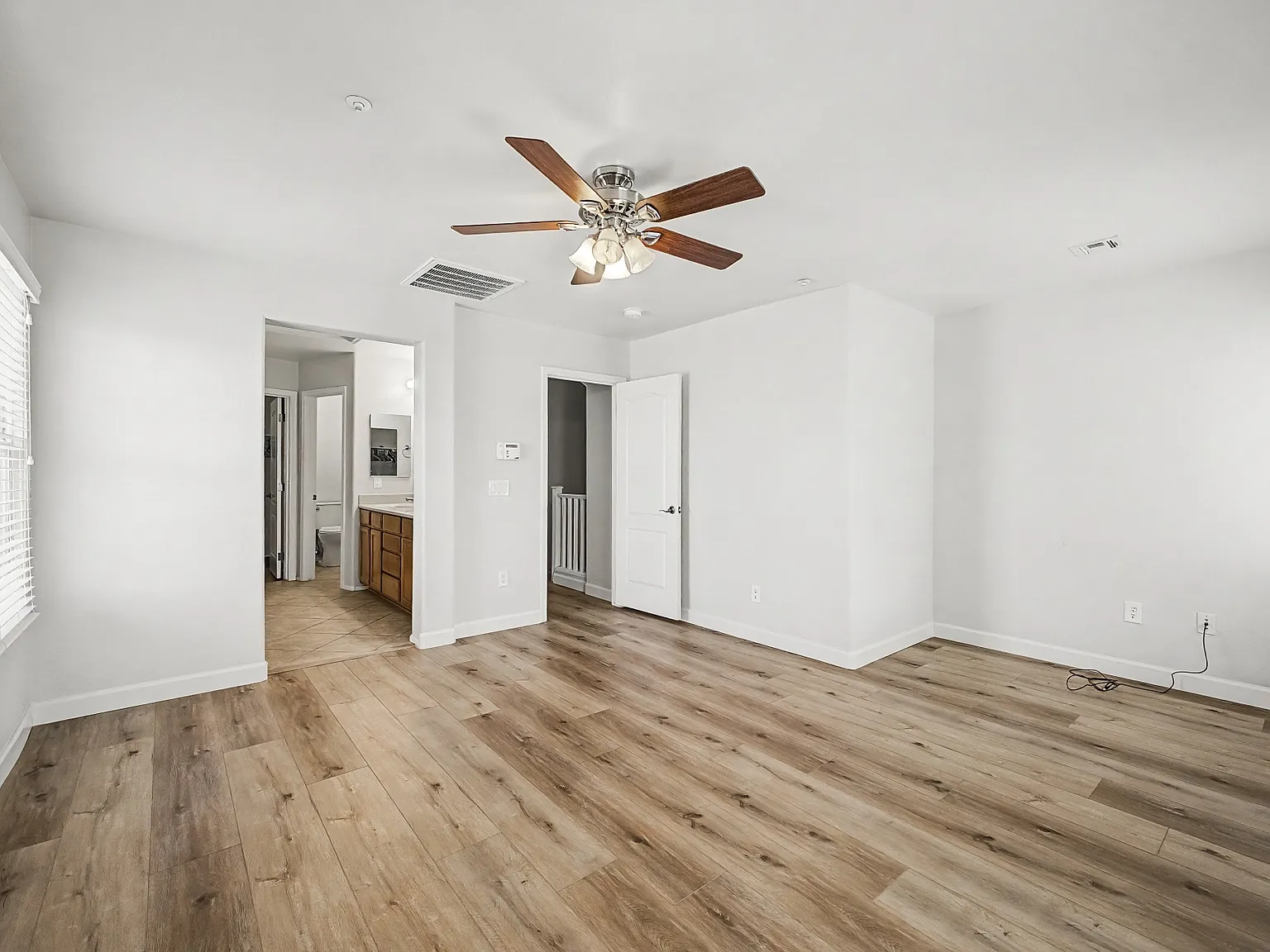 3 bed, 2051 sqft, $2,100 — Photo 3