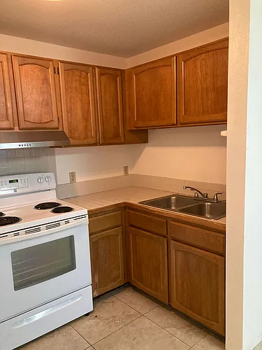 1066 Green St #300 Photo 1