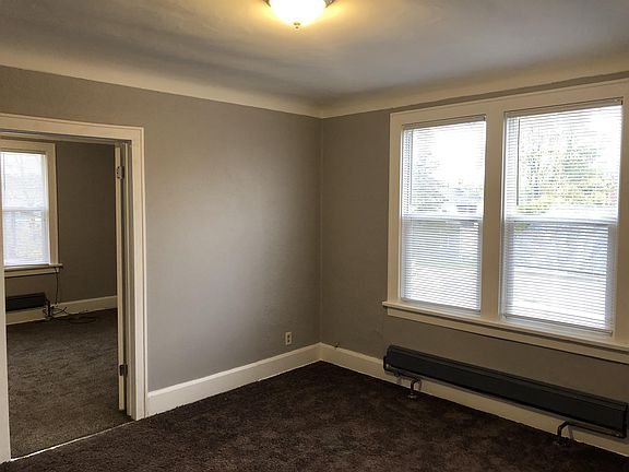 Living room, facing front bedroom