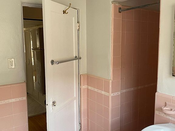 5th image of 654 S Burnside Ave #4