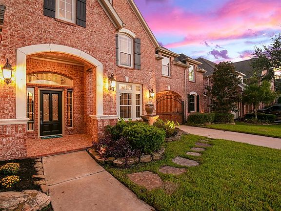 Inviting front entry