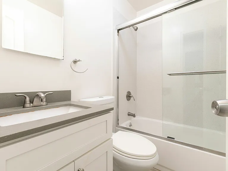 Bathroom w/ Shower & Tub
