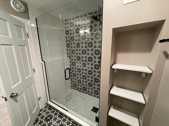 2nd image of 1627 N Honore St APT 1R