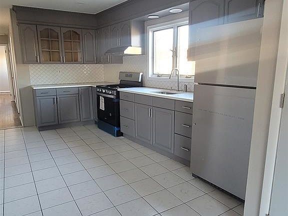 4th image of 109 Tonnelle Ave