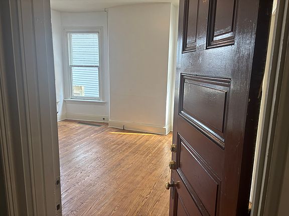 3rd image of 838 N Sheridan Ave APT 1