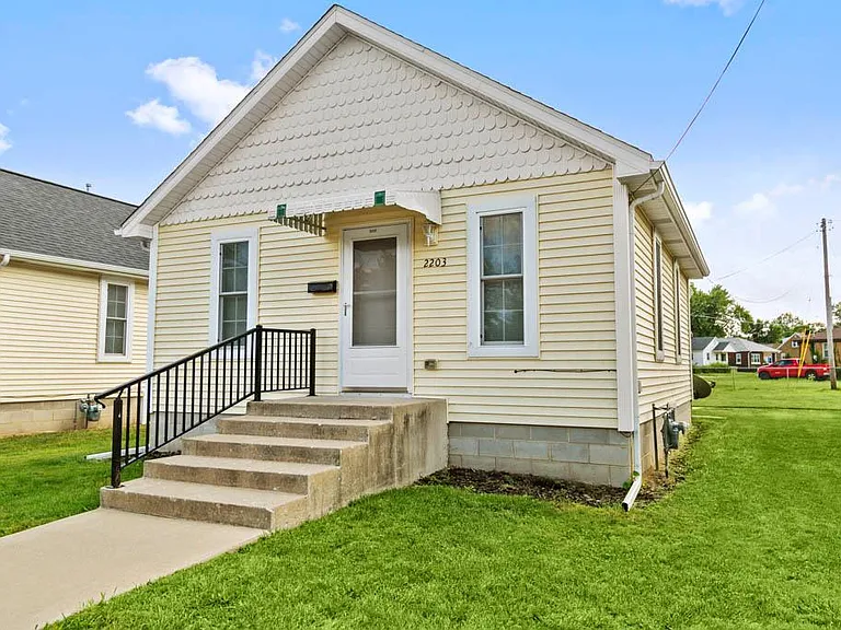 2203 Ottawa Ave — Photo 1