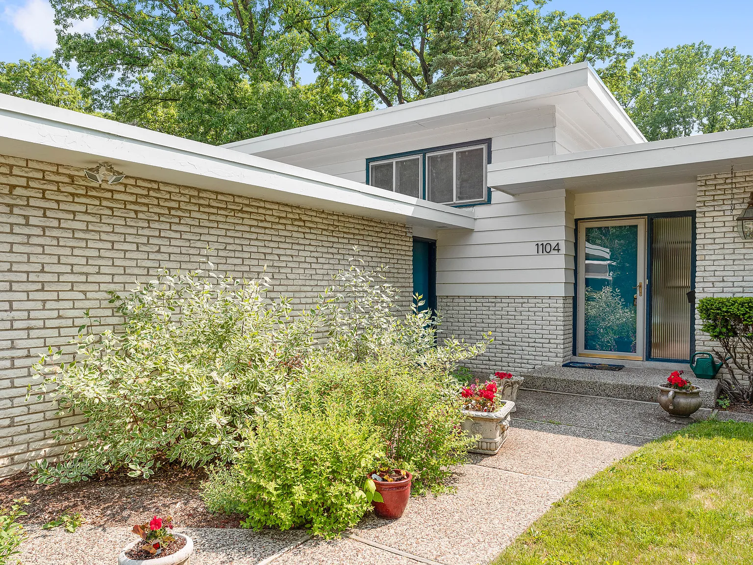 1104 Kent Ave — Photo 3