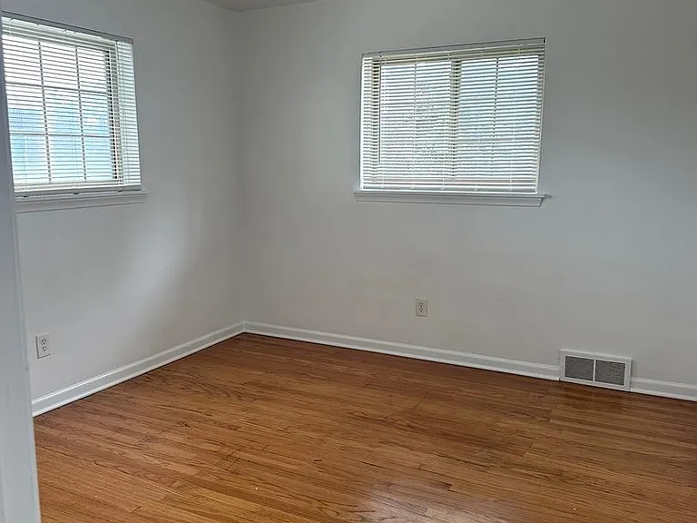 2101 E Maple Rd — Photo 6