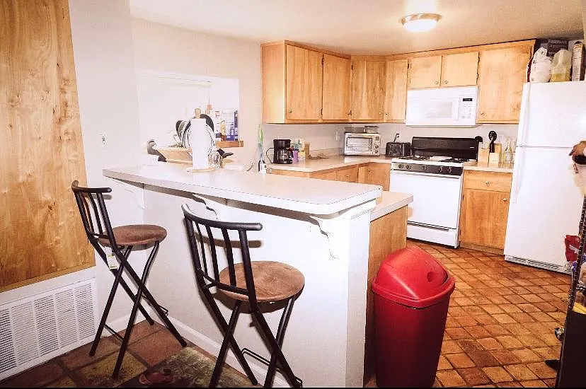 3 bed, 1000 sqft, $1,400 — Photo 2