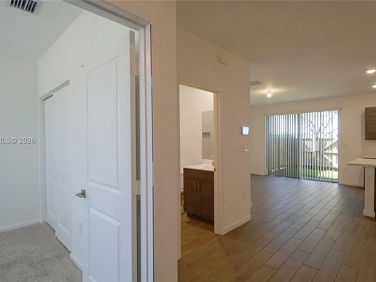 2411 SE 10th St #2411 — Photo 5