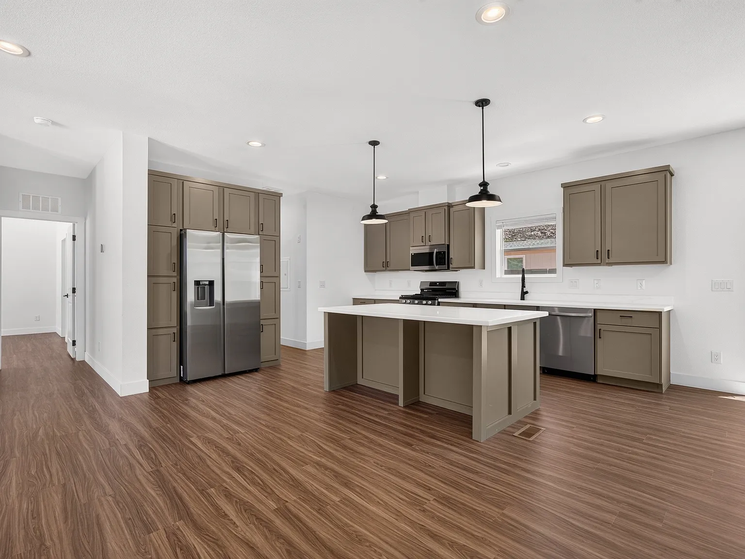 5 bed, 2200 sqft, $2,200 — Photo 1