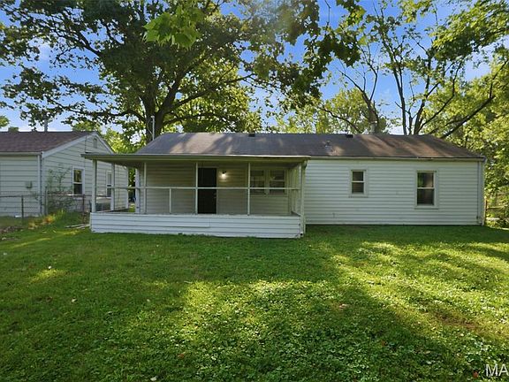 3rd image of 9801 Lorna Ln