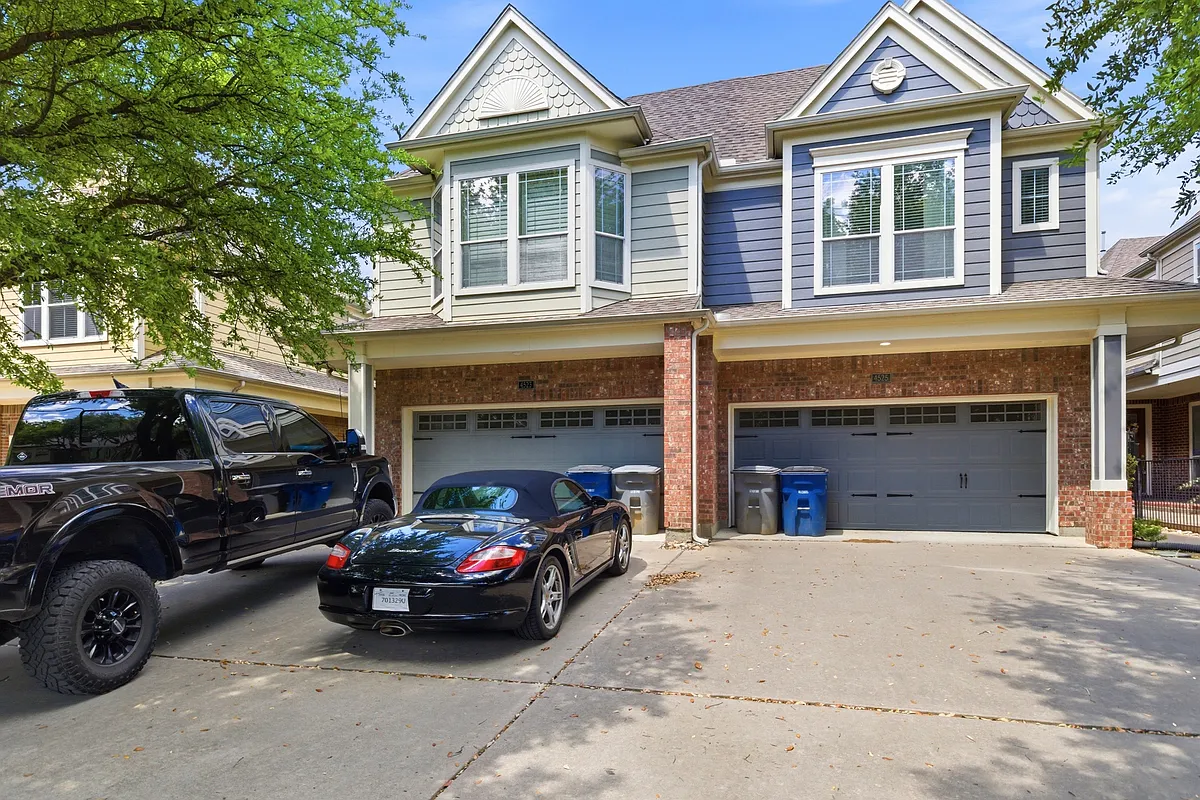 End unit - 4525 W University Blvd