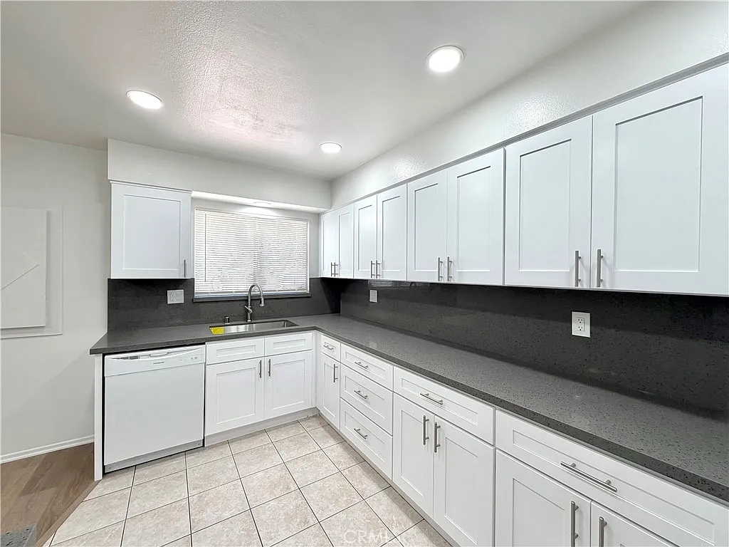 2 bed, 1386 sqft, $2,400 — Photo 2