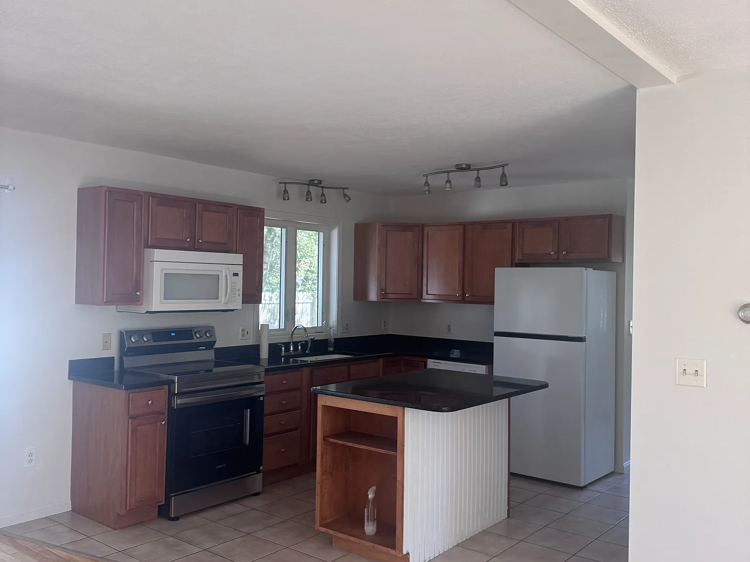3 bed, 1133 sqft, $3,150 — Photo 1