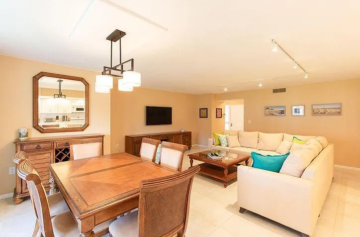 110 Half Moon Cir #E2 — Photo 11