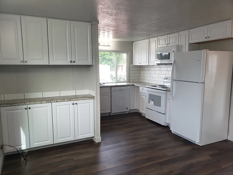 121 Teakwood St — Photo 6