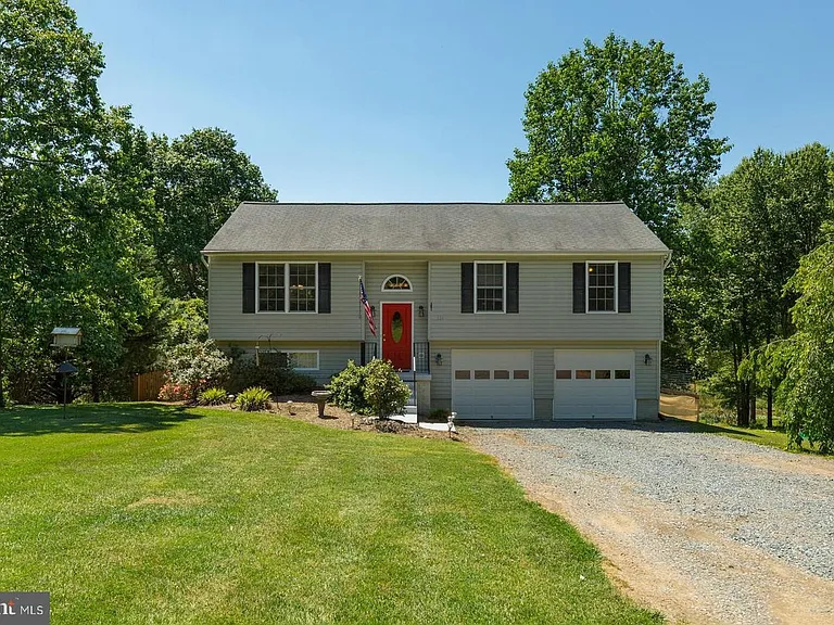 121 Hilda Dr — Photo 2