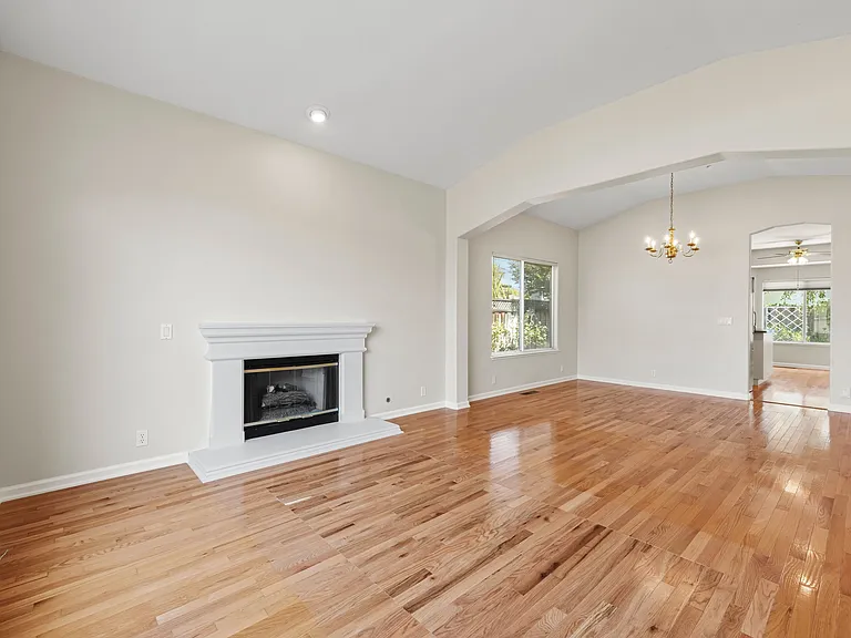 560 Diana Ave — Photo 12