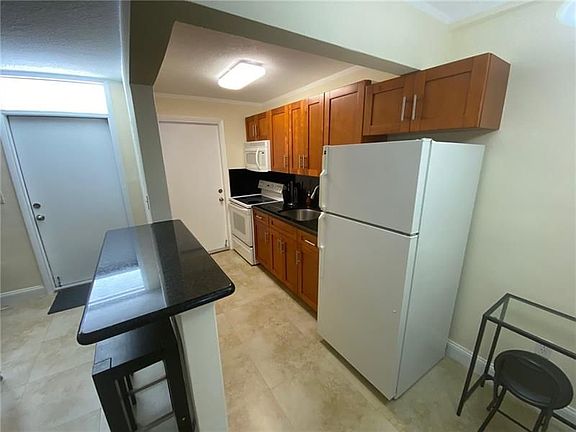 4th image of 335 Collins Ave APT 403