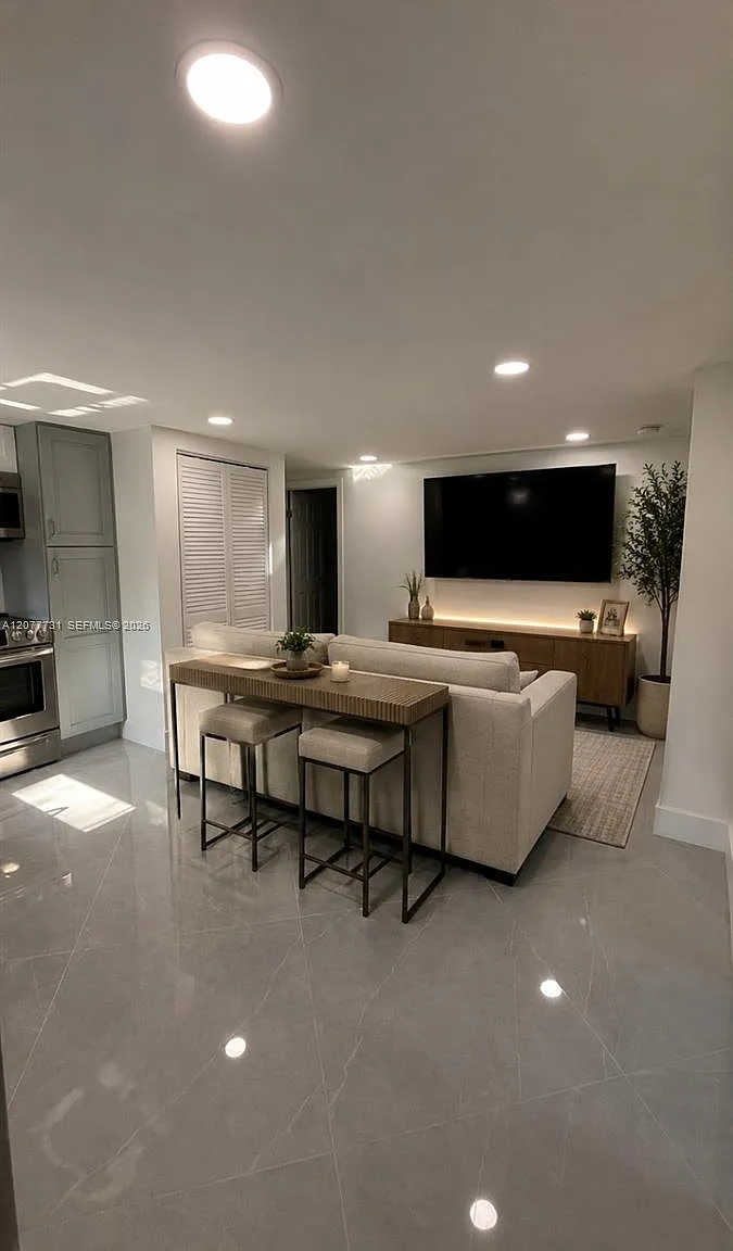 3 bed, 849 sqft, $3,500 — Photo 1