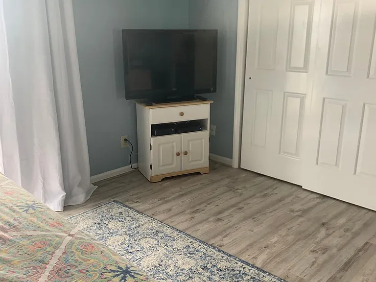 Cable tv in master bedroom