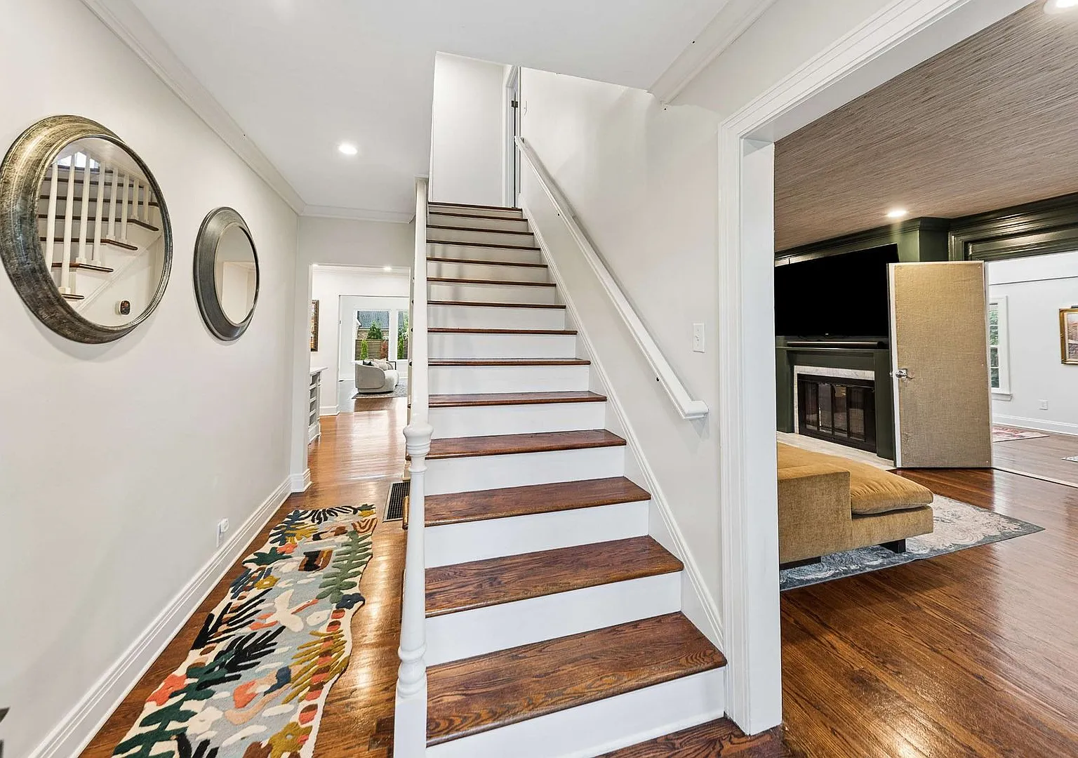 Woodmont/Greenhills, 3,200 sq ft, 4 BR 3.5 BA, extra kitchen space in basement recording studio/l... — Photo 3