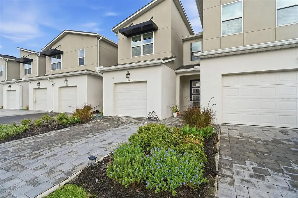 3 bed, 2.5 bath, 1559 sqft, $2,400 — Photo 2