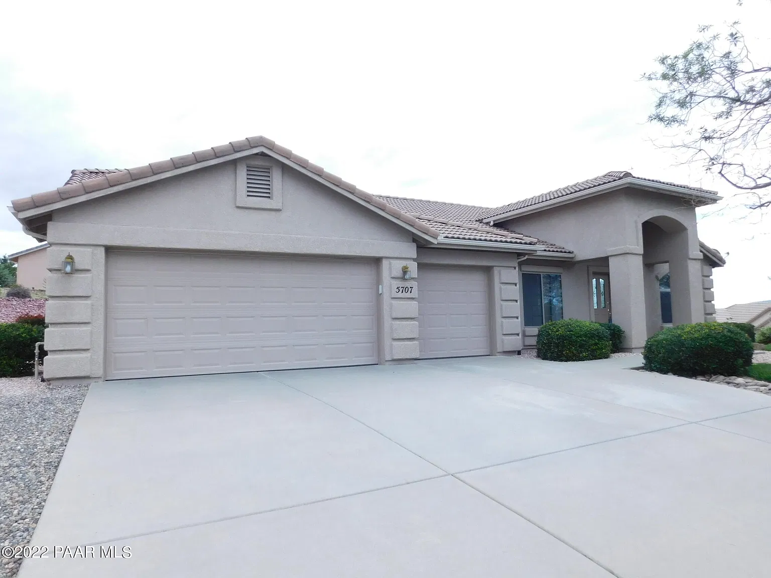 3 bed, 2.0 bath, 2189 sqft, $3,000 — Photo 1