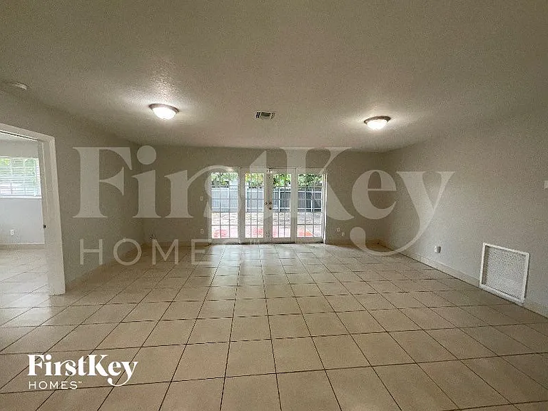 4115 NW 185th St — Photo 3