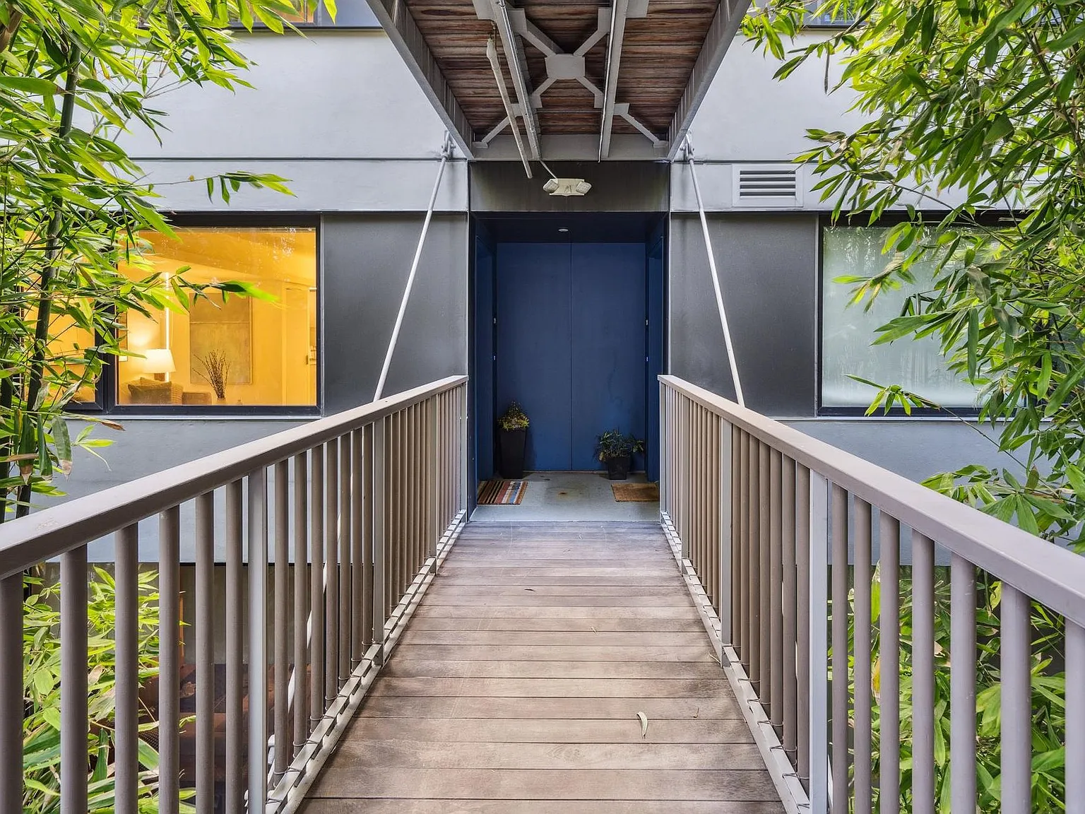 Hayes Valley: Unfurnished 2 Bed 2 Ba Condo w/ Shared Roof Deck, W/D In-Unit & Optional Parking — Photo 2