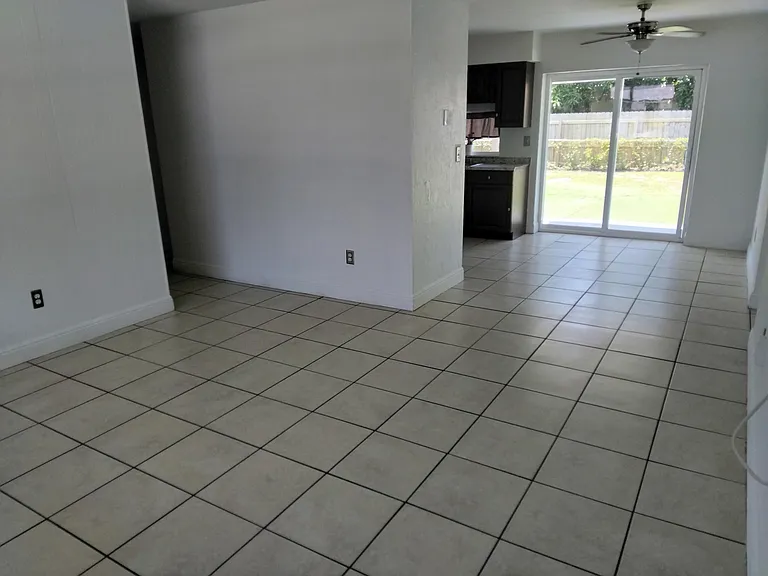 330 NW 38th St — Photo 11