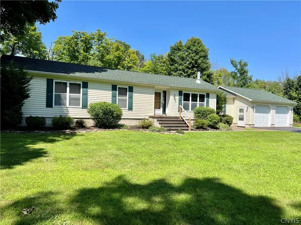 406 Middle Rd, Oswego, NY 13126